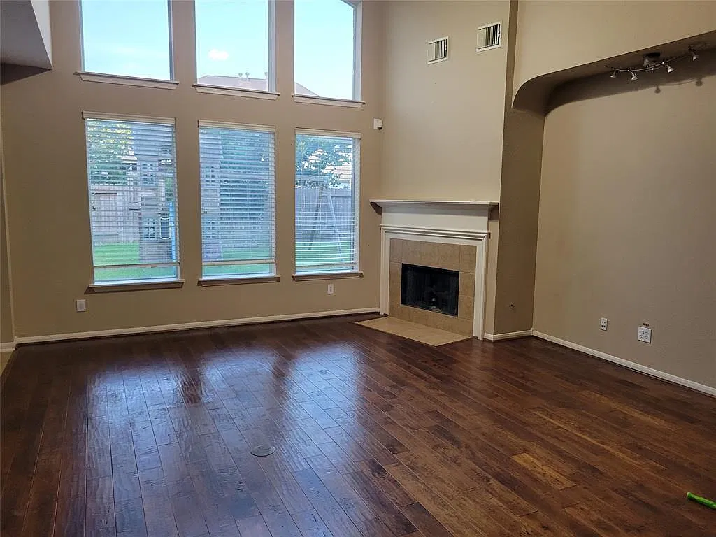 4 bed, 2.5 bath, 2743 sqft, $3,000 — Photo 2