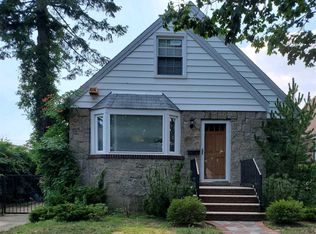 83-50 259th St, Glen Oaks, NY 11004
