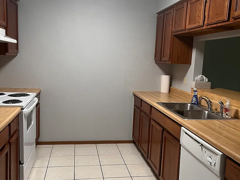 1043 N Redbud Ave — Photo 1