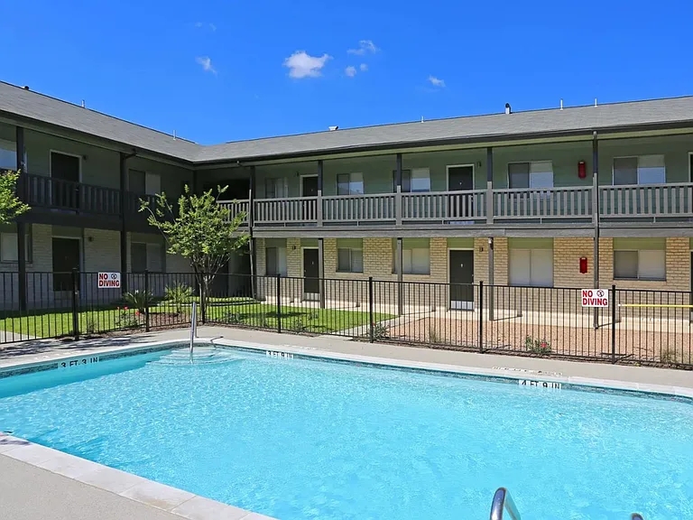Robinson Manor Apartments — Photo 13