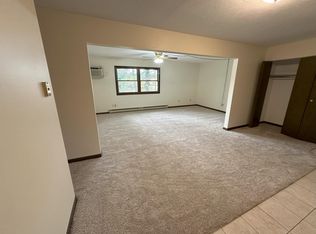 8140 S Wood Dr, Garrettsville, OH 44231