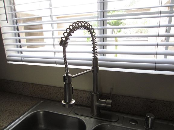 2nd image of 5530 Owensmouth Ave APT 201