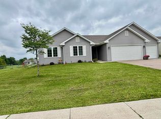 205 Sundance Trl, Capron, IL 61012