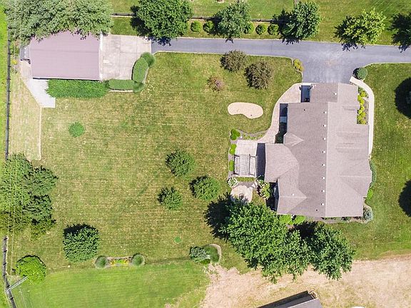 4th image of 110 Colonial Dr