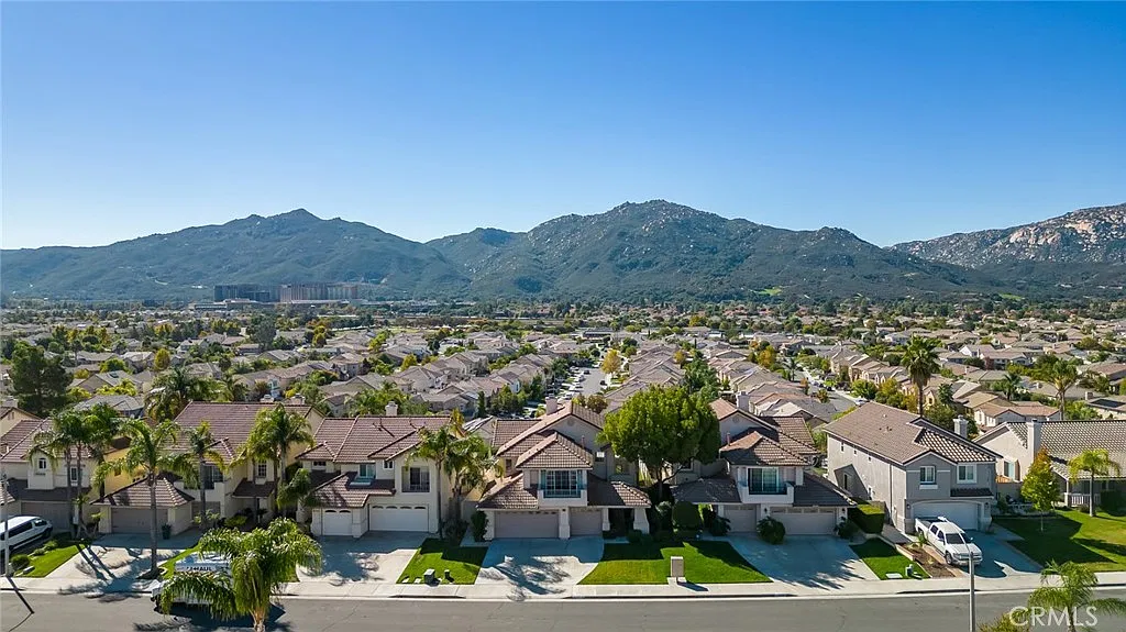 3 bed, 2.5 bath, 1941 sqft, $3,650 — Photo 3