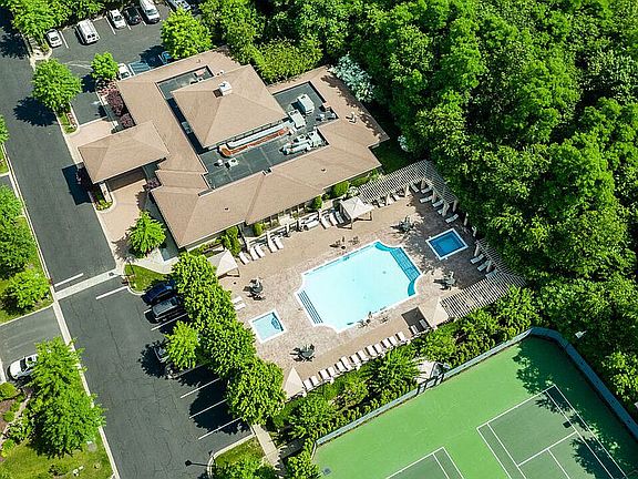 4th image of 1 Olde Hamlet Dr