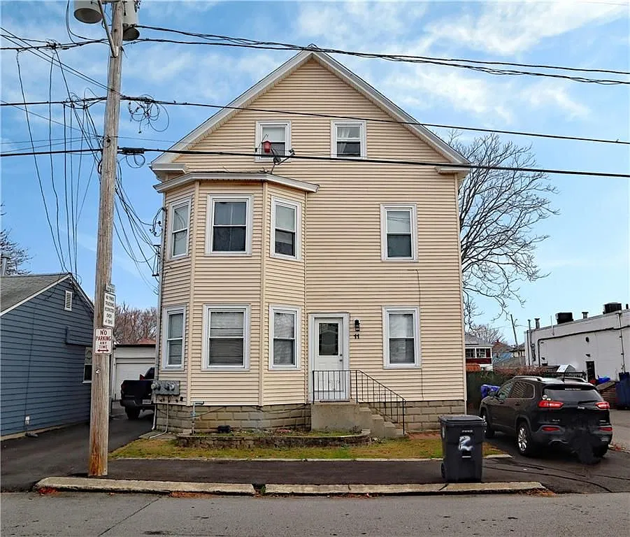 3 bed, 1.0 bath, 1189 sqft, $2,200 — Photo 1