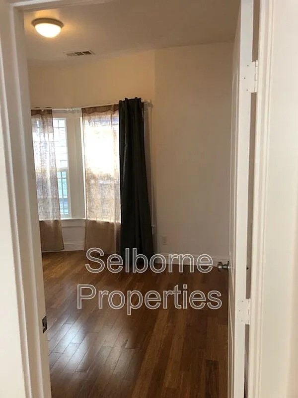 3 bed, 1.0 bath, 726 sqft, $2,495 — Photo 4