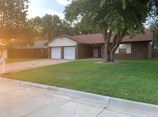 515 Wood Hollow Ln, Moore, OK 73160