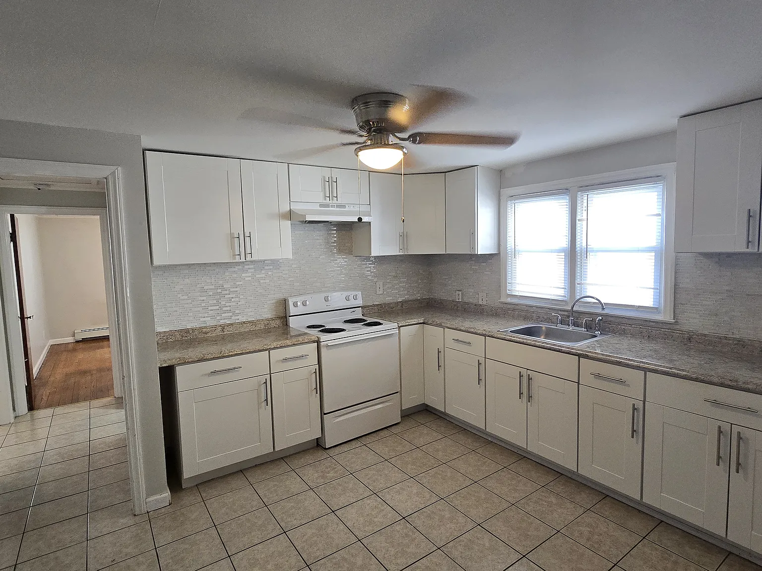 5 bed, 1800 sqft, $2,950 — Photo 2