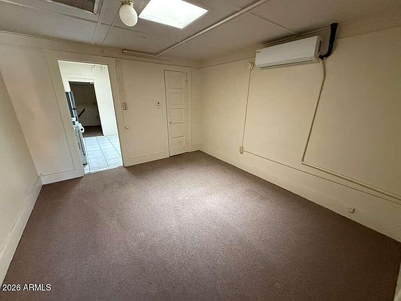 5th image of 830 E 9th St APT 3