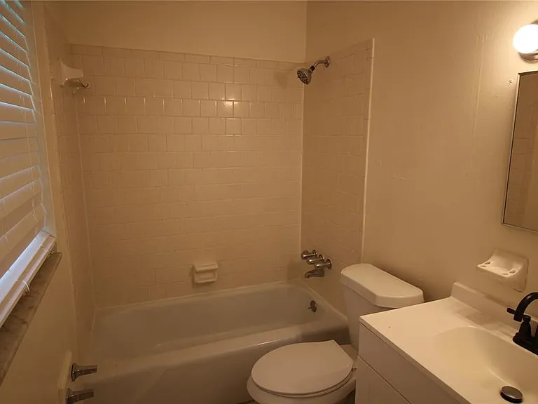 920 Columbia Ave — Photo 2