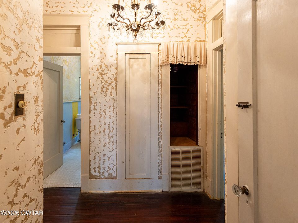 16th image of 3061 Highland St
