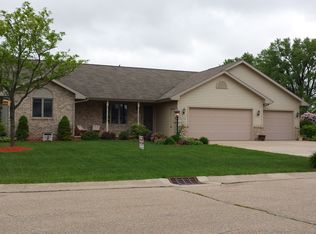 W5833 Blue Bonnet Dr, APPLETON, WI 54915