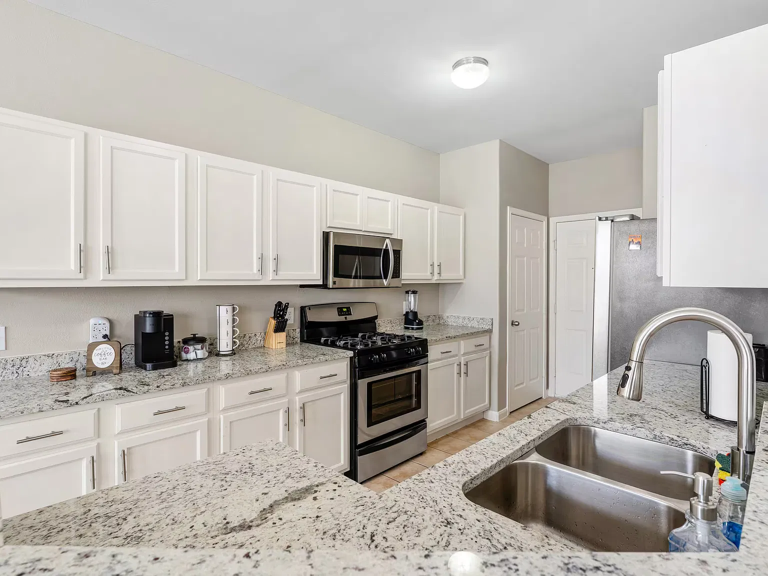 3 bed, 2.5 bath, 1659 sqft, $1,800 — Photo 1