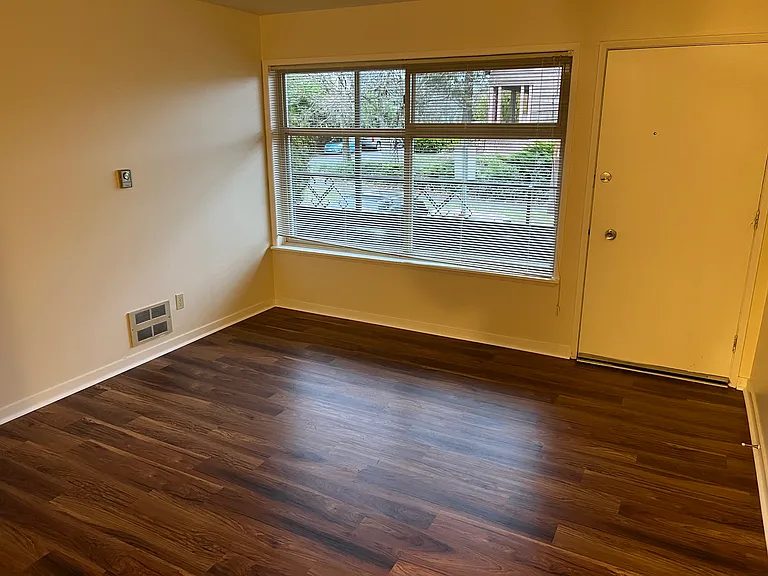1201 NE 52nd St #4 — Photo 3