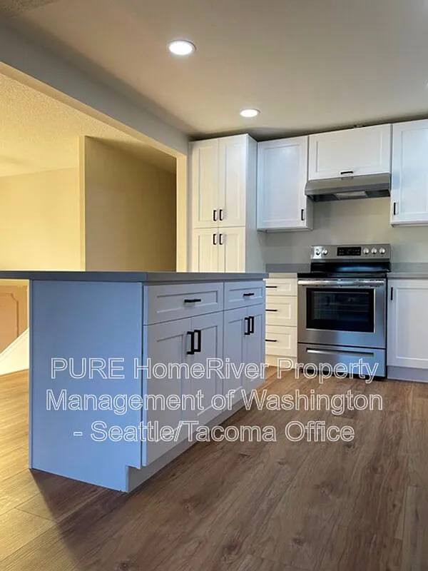 4 bed, 2.5 bath, 2210 sqft, $5,300 — Photo 3