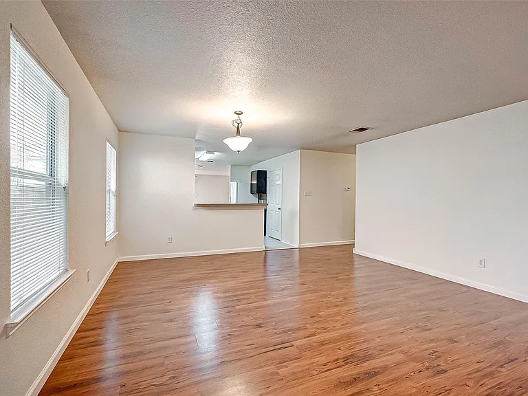 7910 Raven Creek Ln — Photo 9