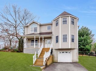 27 Lonni Ln, Smithtown, NY 11787