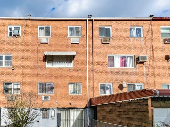 1074 Barbey Street image 2 of 9