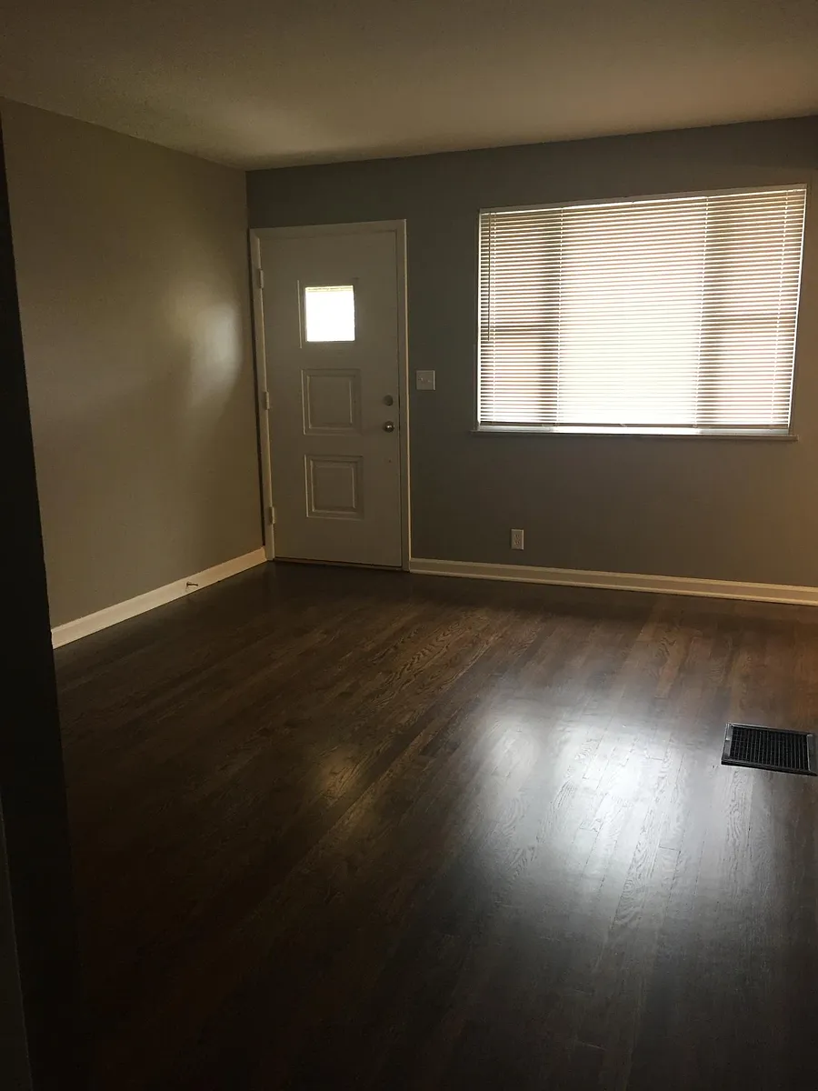 Living area - 967 Thomas Rd