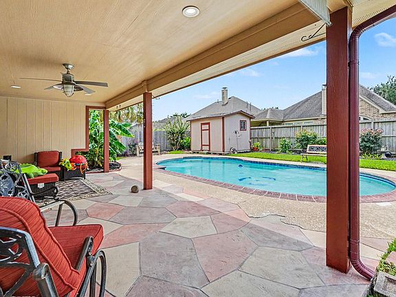 3rd image of 2909 Forest Hills Dr