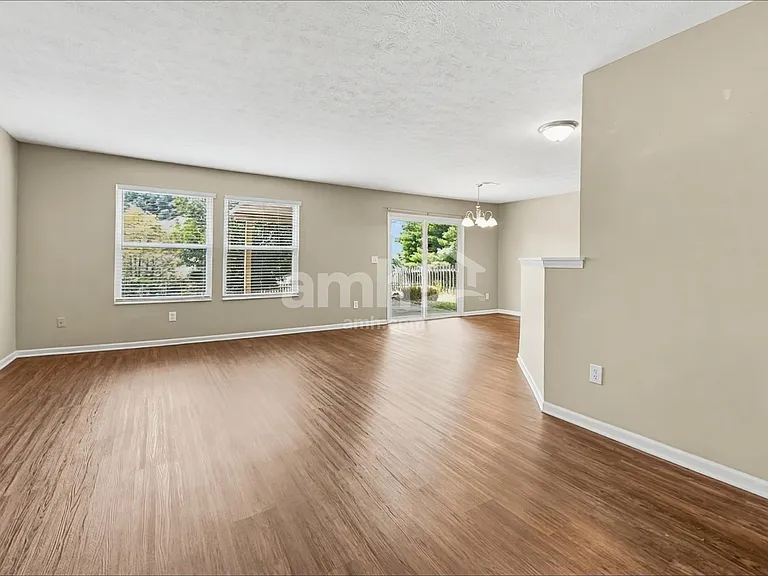 220 Hartford Ct — Photo 6