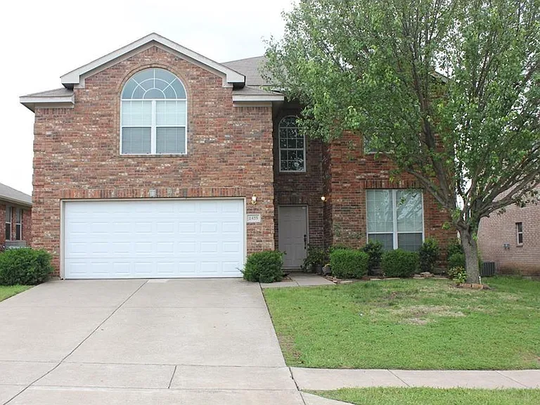 2425 Collier Dr — Photo 1