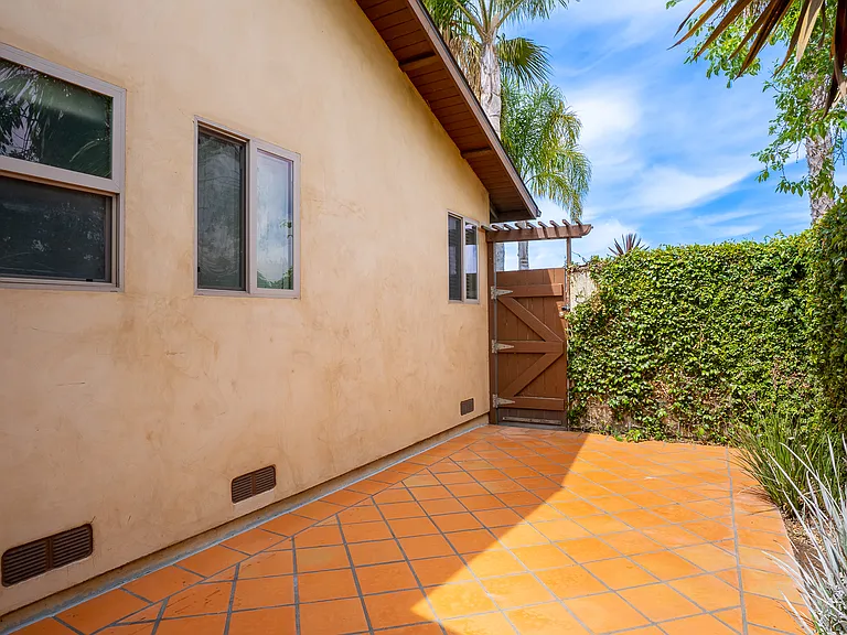 8330 Lilienthal Ave — Photo 4