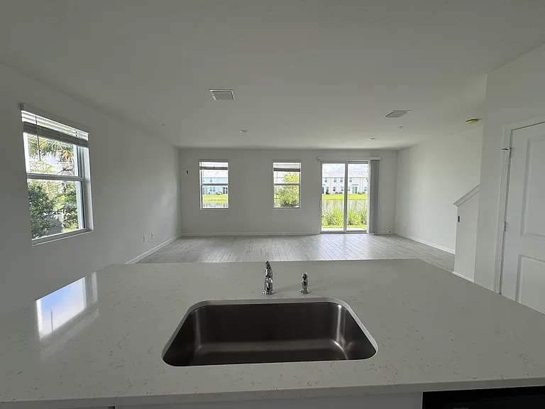 575 Salisbury Cir — Photo 38