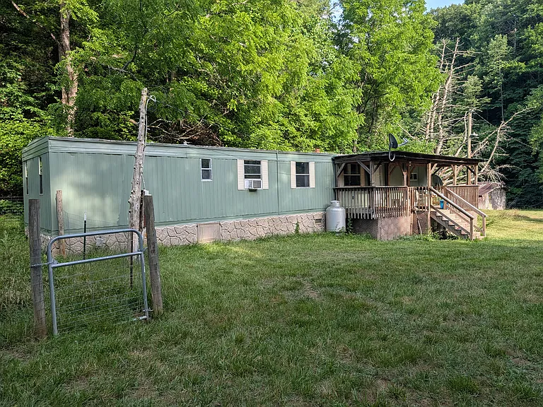 1828 Falling Branch Rd — Photo 3