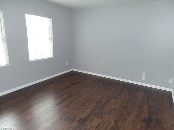 5th image of 54 Woodbury Ln