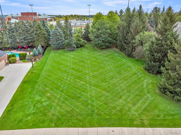 17194 Stonebrook Dr, Northville, MI 48168