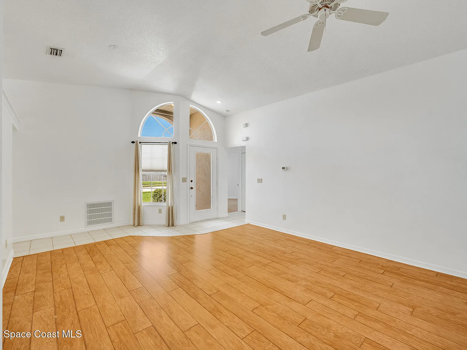 3 bed, 2.0 bath, 1565 sqft, $3,000 — Photo 2