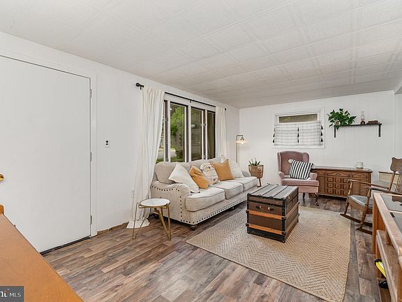 4th image of 1390 Meadowbrook Ln