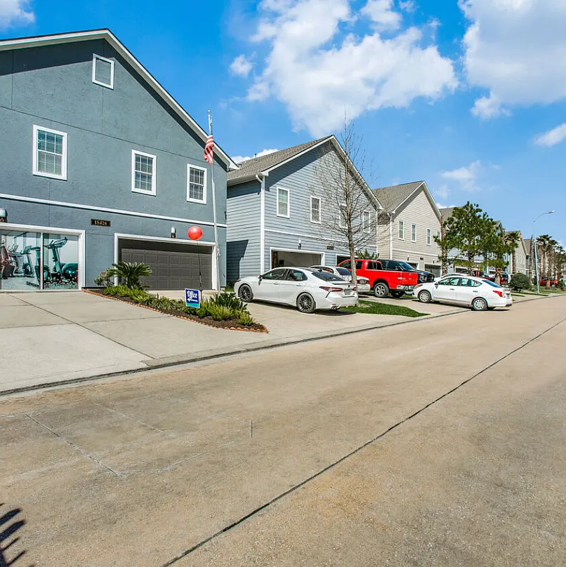 3 bed, 2.5 bath, 2200 sqft, $2,137 — Photo 1