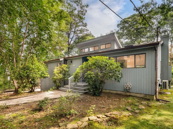 92 Squiretown Road, Hampton Bays, NY 11946