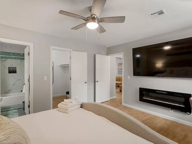 E 67th Pl — Photo 22