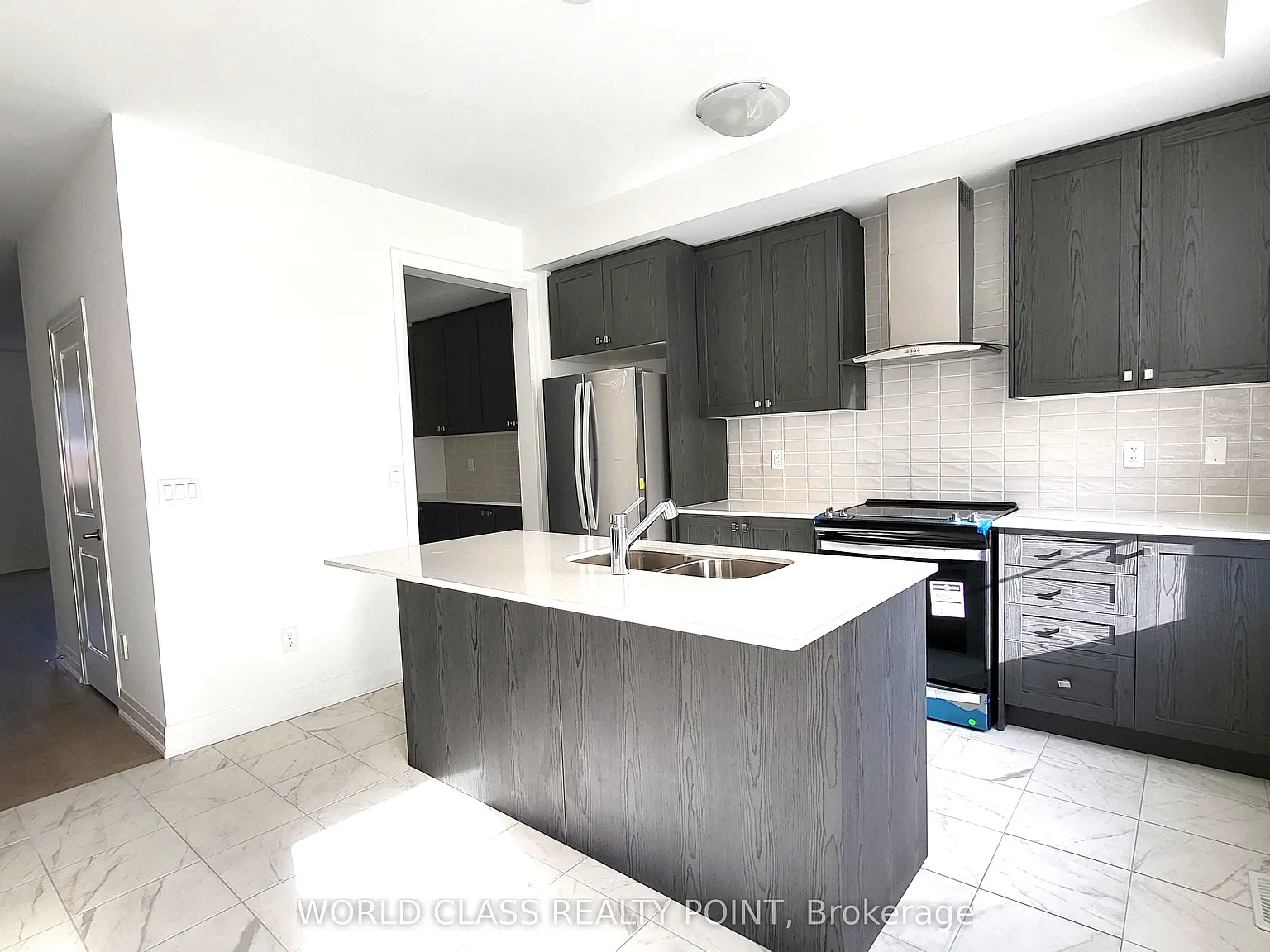 4 bed, $2,975 — Photo 1
