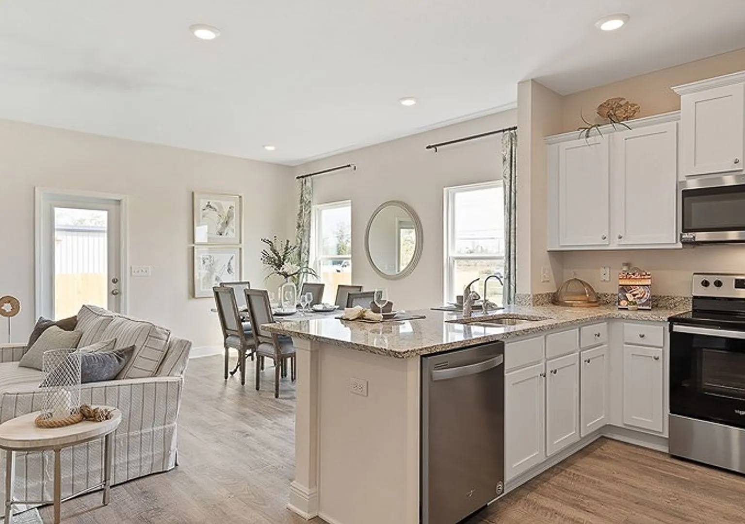 Modern 3BR/2.5BA Home with Open Floor Plan, Granite Counters & 1-Car Garage Valdosta, GA — Photo 3