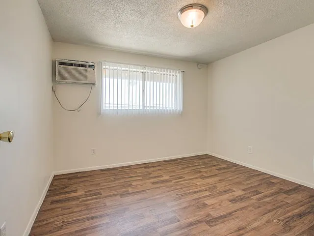 International Apartments — Photo 15