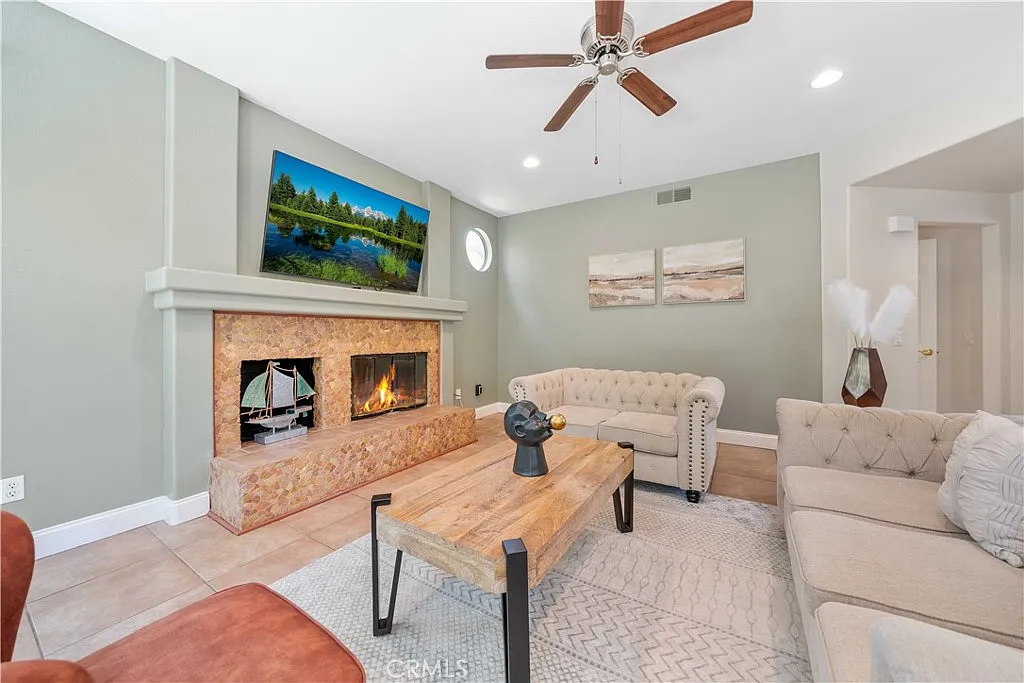 4 bed, 2.5 bath, 2416 sqft, $7,000 — Photo 3