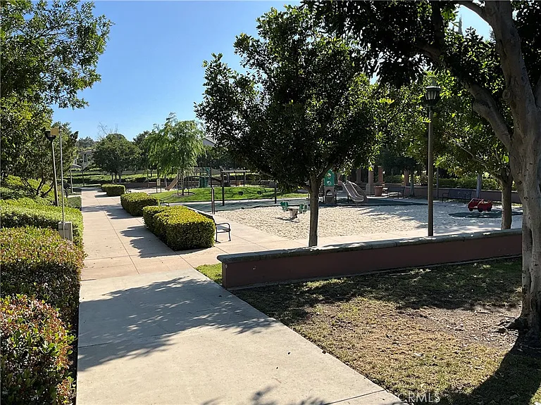 18 La Ronda — Photo 11
