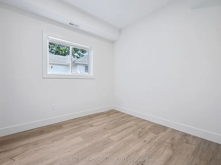 8 Orchard Cres — Photo 6