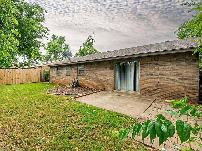 1105 Ridgeway Dr — Photo 2
