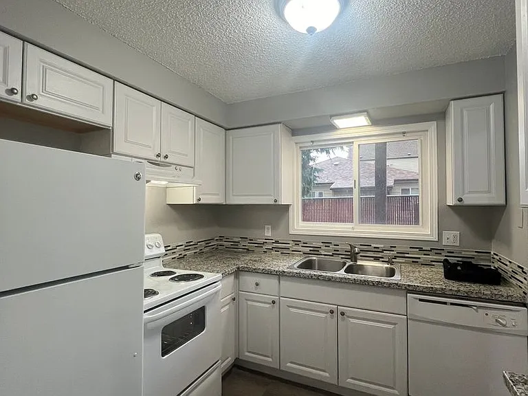 Briar Rose Apartments — Photo 17