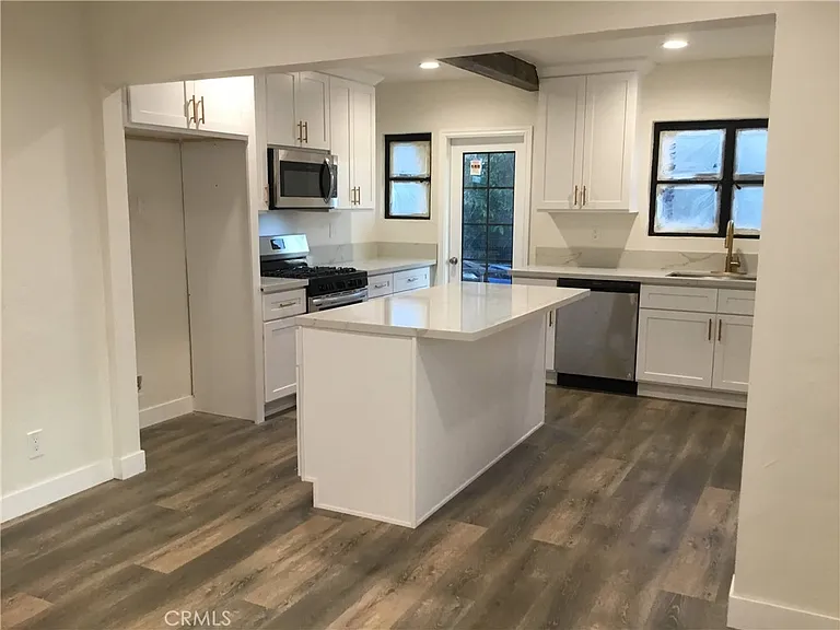 1574 N Orange Grove Ave — Photo 10