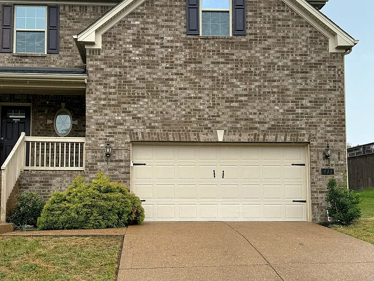 433 Warren Hill Dr — Photo 2