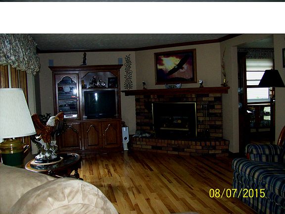 Living Room - Gas Fireplace