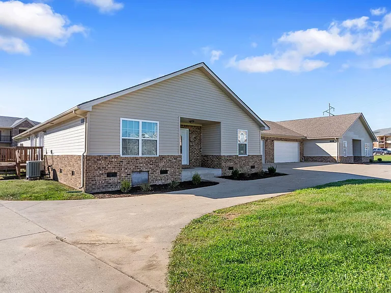 579 Regency Cir — Photo 3
